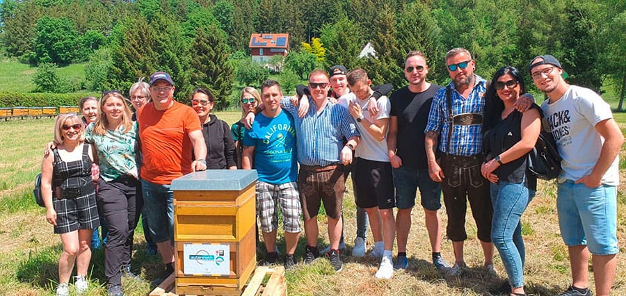 Gemeinsam statteten wir unserem Bienenvolk von beefuture einen Besuch ab.